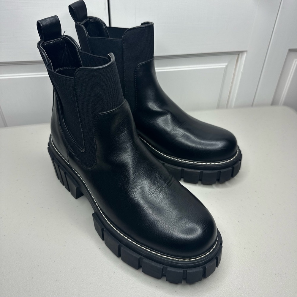 BCBGeneration Women’s Ulysa Lug Sole Chelsie Bootie Size 9.5 Chunky Platform Y2K